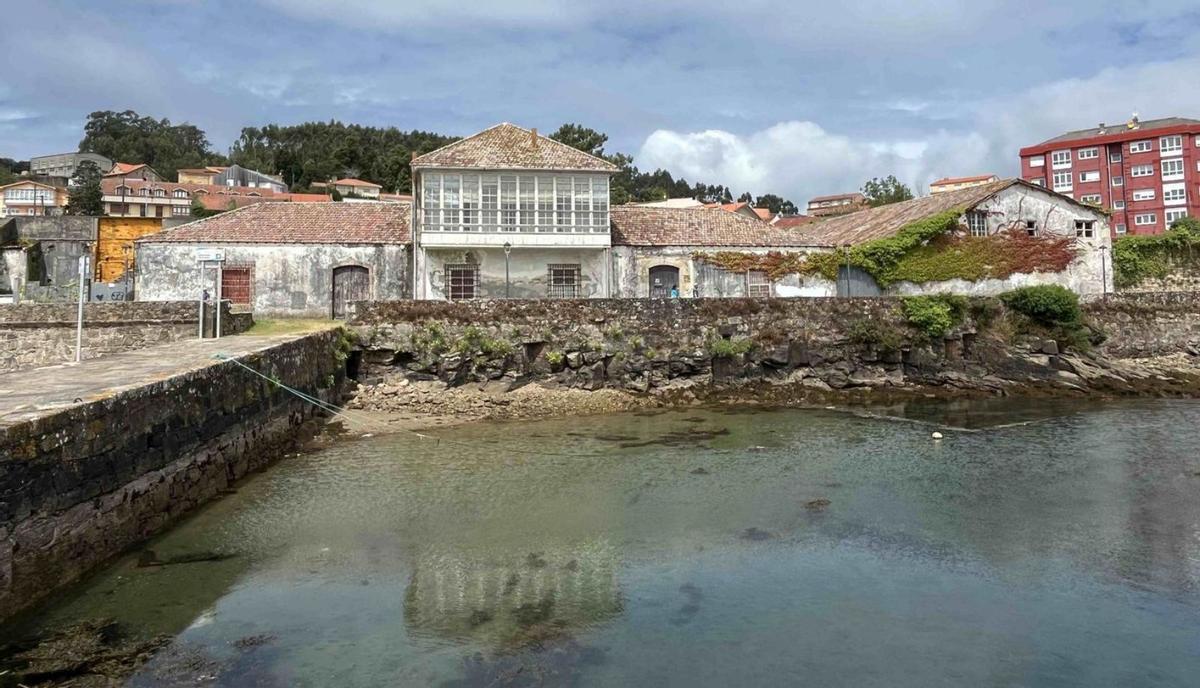 Antigua fábrica de salazón en Quenxe (Corcubión). Fue una fábrica de salazón y carbonera construida alrededor del año 1900 y reformada en 2001 para darle uso museístico. Está situada en el frente marítimo y cuenta con un muelle asociado, dentro de un entorno urbano con edificaciones residenciales y dotacionales. El edificio principal presenta un estado de conservación muy deficiente, con degradación estructural y pérdida de revestimientos. Es otro bien esperando por una otra oportunidad para revivir.