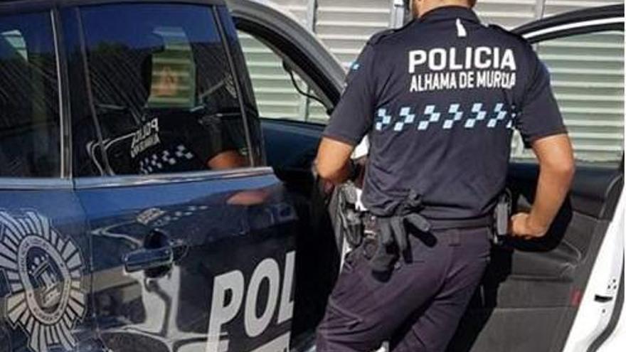 Un agente de la Policía Local de Alhama de Murcia.