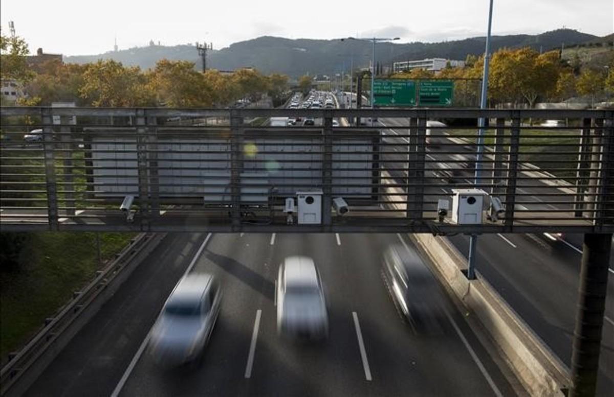 El radar que da inicio al tramo con la velocidad limitada a 60 km/h, en la Ronda de Dalt, el viernes. 