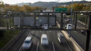 El radar que da inicio al tramo con la velocidad limitada a 60 km/h, en la Ronda de Dalt, el viernes. 