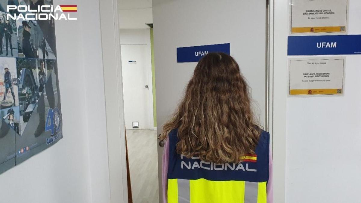 La Unidad de Familia y Mujer (UFAM) de la Policía Nacional ha detenido a la mujer.