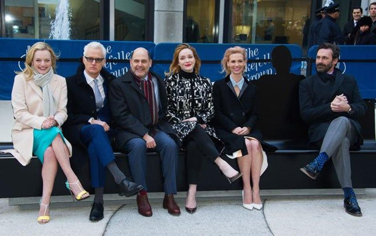 Elisabeth Moss, John Slattery, Matthew Weiner, Christina Hendricks, January Jones y Jon Hamm sentados en el banco homenaje a 'Mad Men' recién estrenado en Nueva York