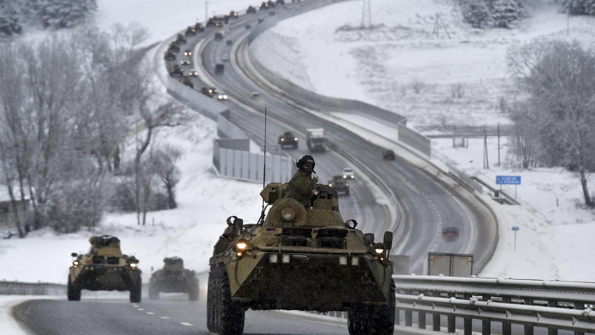 Ukraine, Krim: Ein Konvoi gepanzerter russischer Fahrzeuge bewegt sich am Dienstag, den 18. Januar 2022, über eine Autobahn auf der Krim.