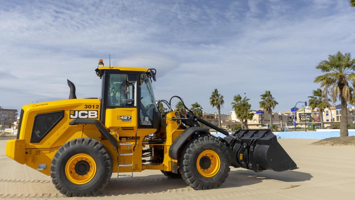 Una de las nuevas máquinas con pala frontal que trabajan en las playas de Torrevieja -con el alcalde Dolón de conductor-