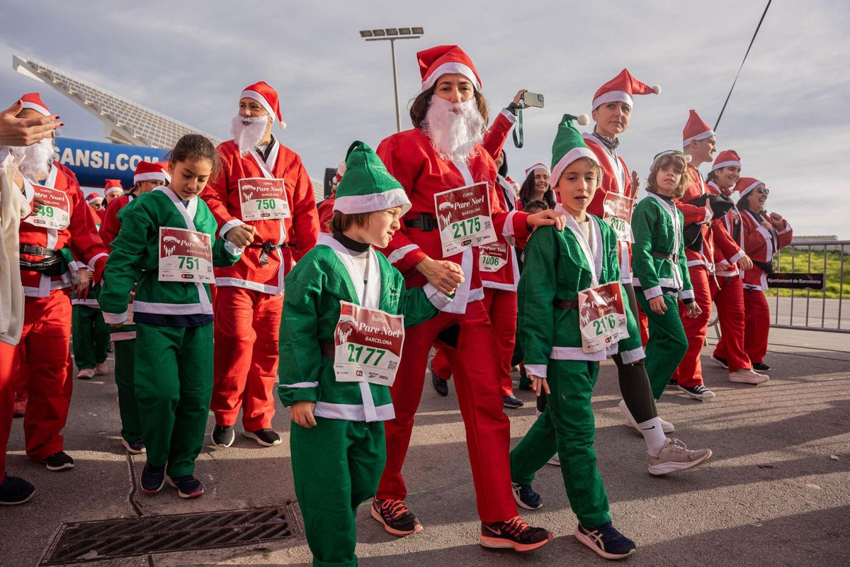 Cientos de Santa Claus corren por Barcelona en la primera Cursa del Pare Noel
