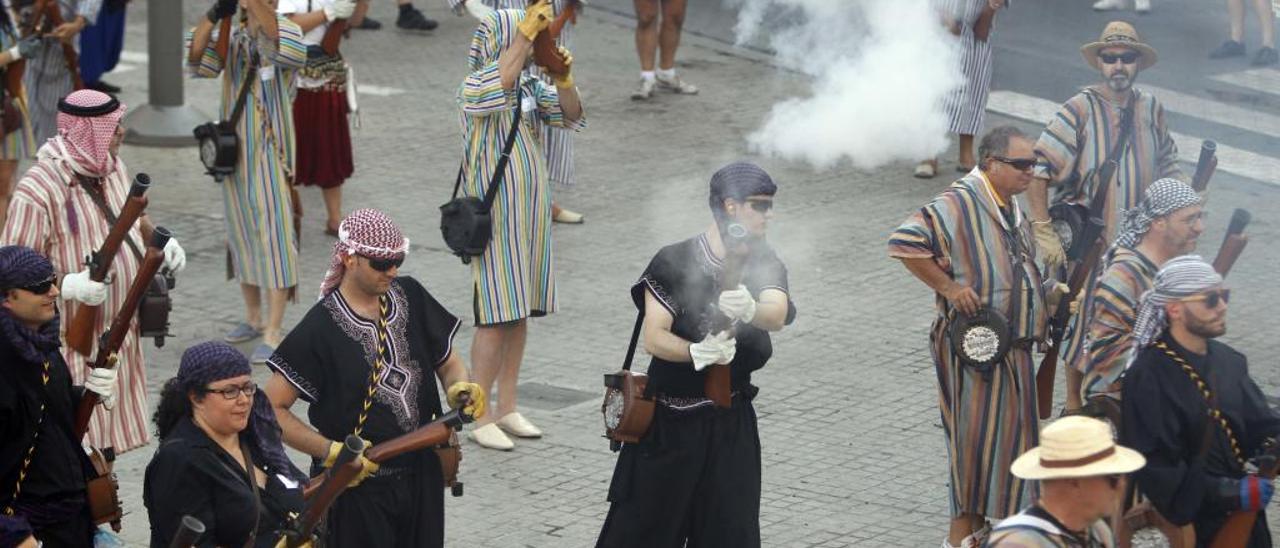 Espectacular trabucada en los moros y cristianos de Torrent.