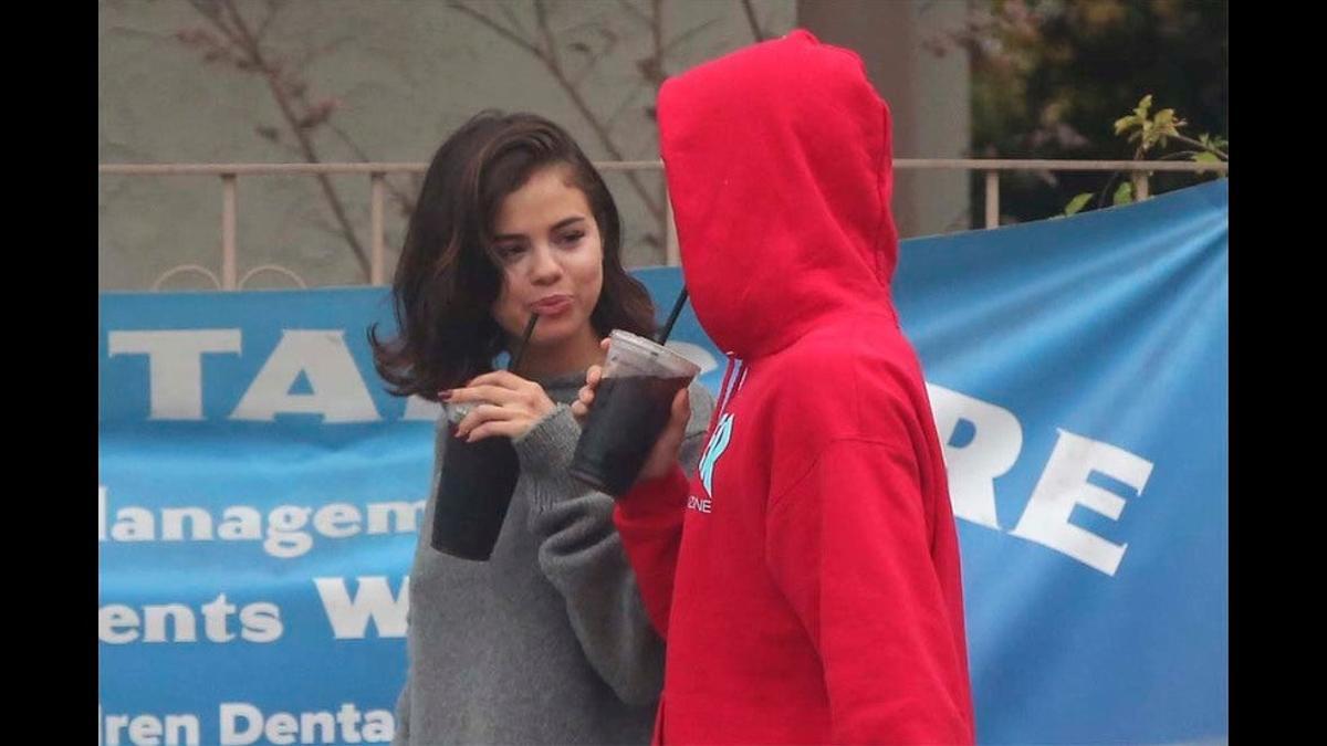 Justin y Selena no se despegan ni con agua caliente