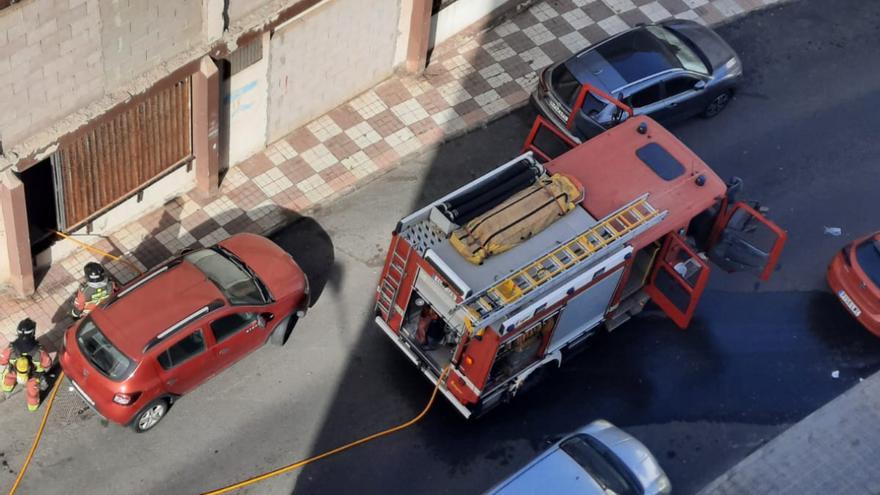 Bomberos de Las Palmas de Gran Canaria intervienen en un pequeño conato en Zárate, en Las Palmas de Gran Canaria