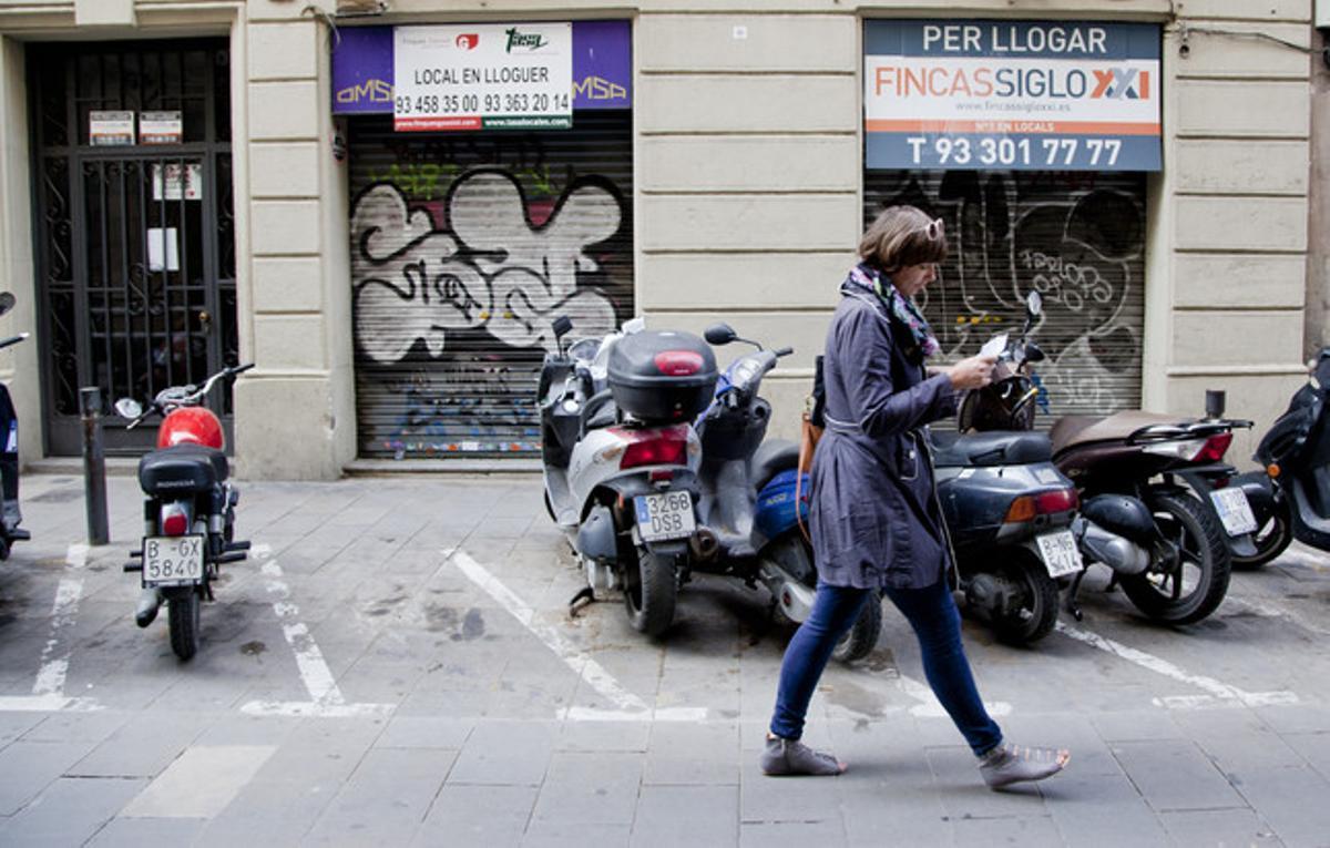 Locals comercials tancats al carrer de Sant Pere Més Alt, a Ciutat Vella, aquest dimarts.