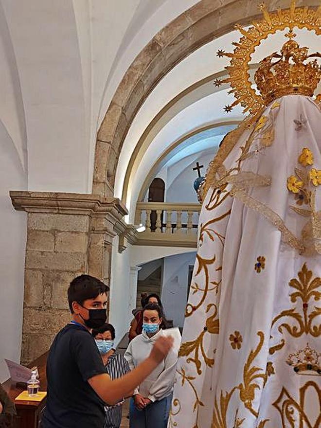 Los fieles hicieron largas colas para venerar a la imagen de la Virgen de los Milagros en el interior de la capilla.