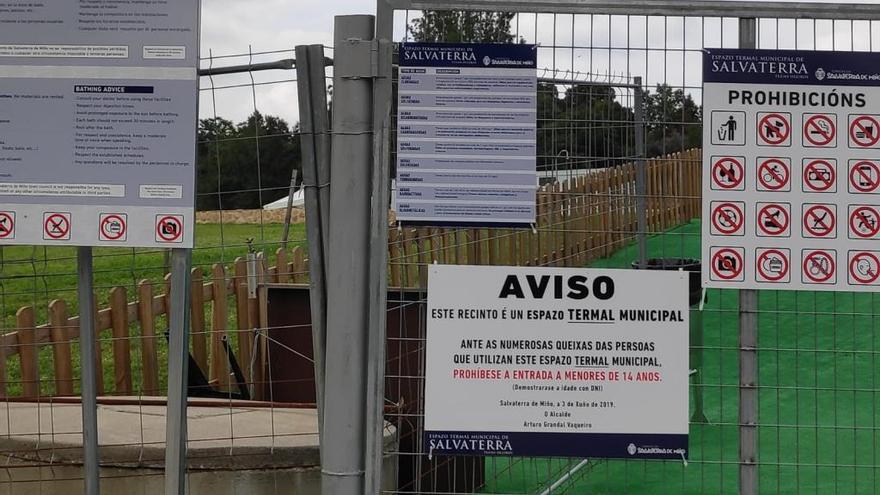 Cartel de prohibición en las termas de Salvaterra. // FdV