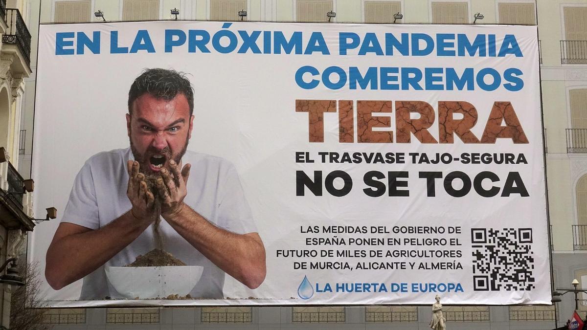 Detalle del cartel de 300 metros cuadrados en la fachada de un edificio en obras