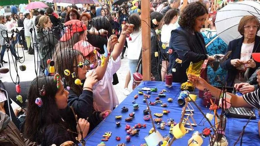 Los escolares del &#039;Proxecto Semente&#039;, en uno de los puestos en el Obelisco.