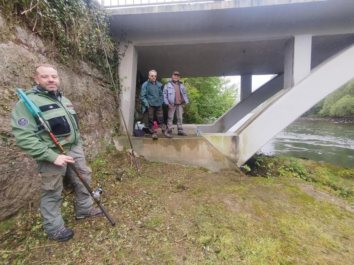 Pescadores en el  Puente de Láneo, en Salas