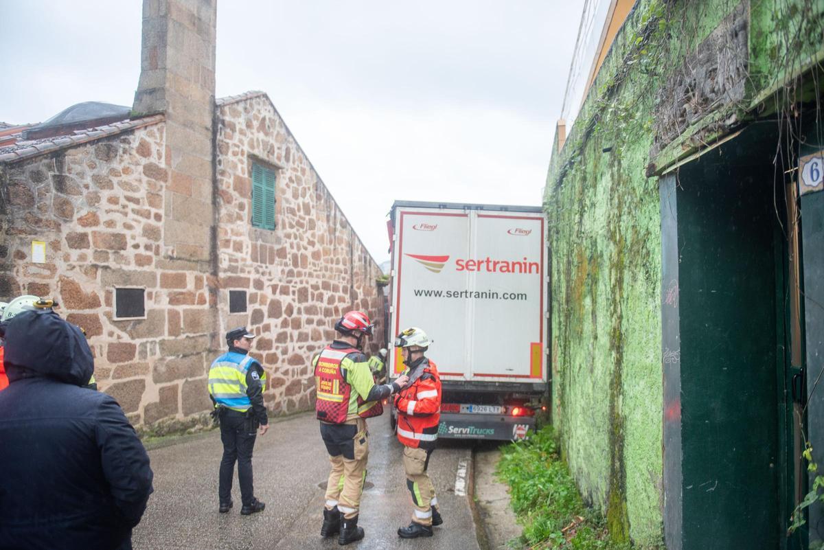 Un tráiler, atascado en As Xubias