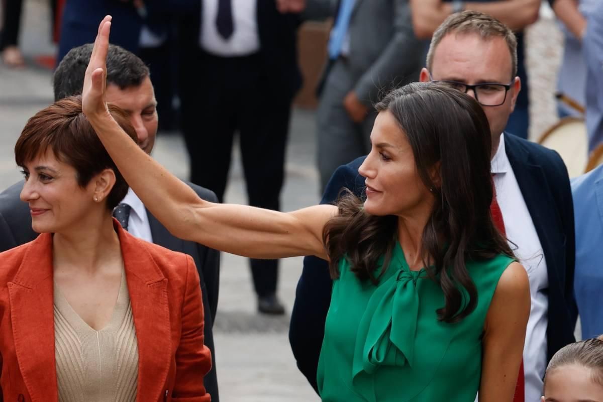 REINA LETIZIA PILATES BRAZOS | Los ejercicios de pilates para tonificar y  trabajar brazos y espalda como la reina Letizia