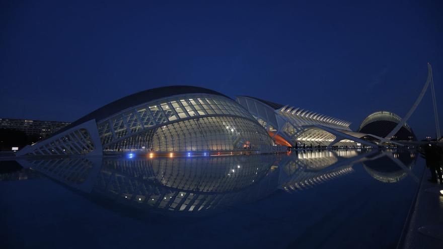 València se tiñe de azul y naranja contra el Cáncer