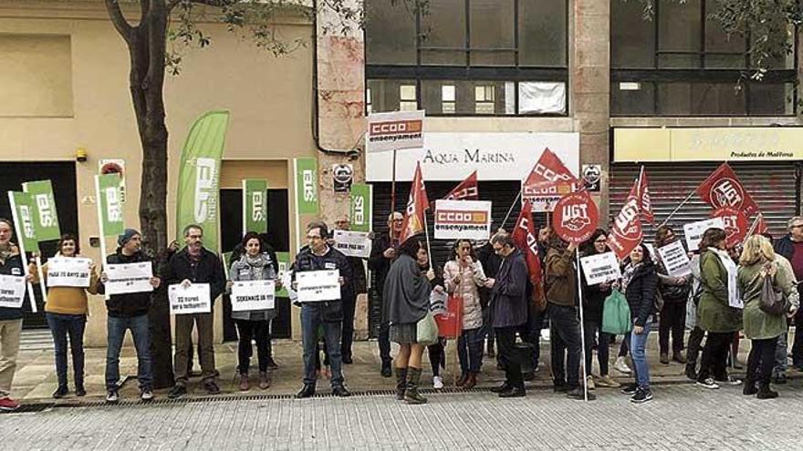 Imagen de la protesta del profesorado de la enseÃ±anza secundaria ante el Parlament.