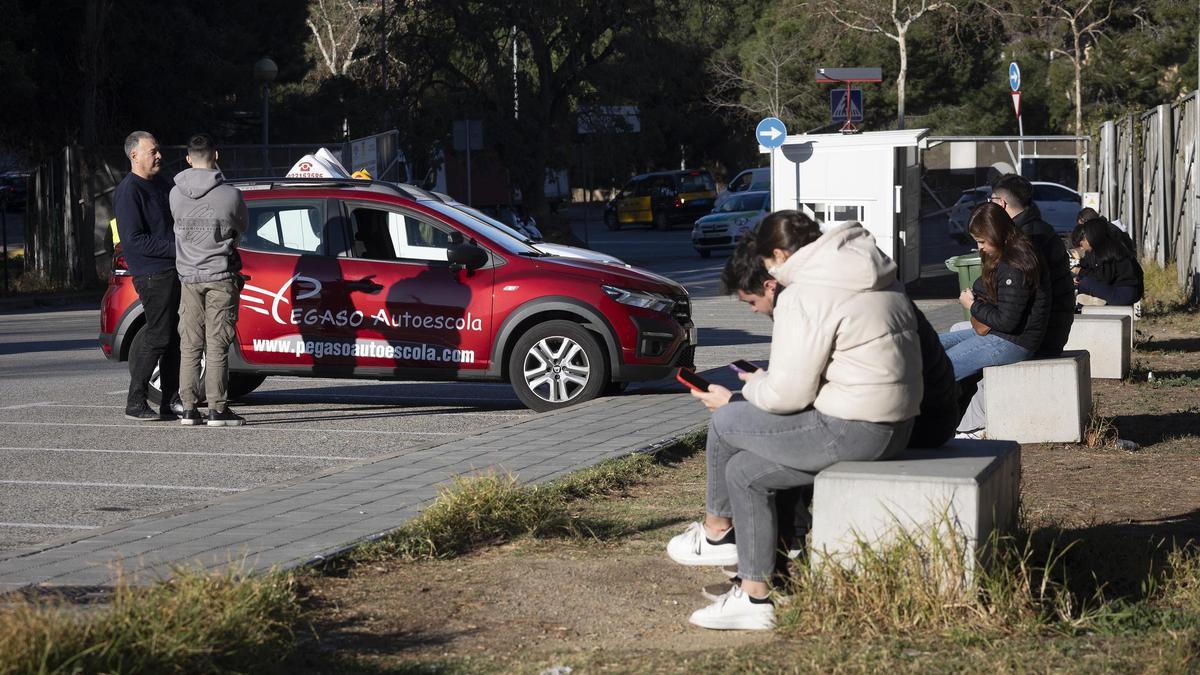 Imagen de coches de autoescuelas en el Sot del Migdia