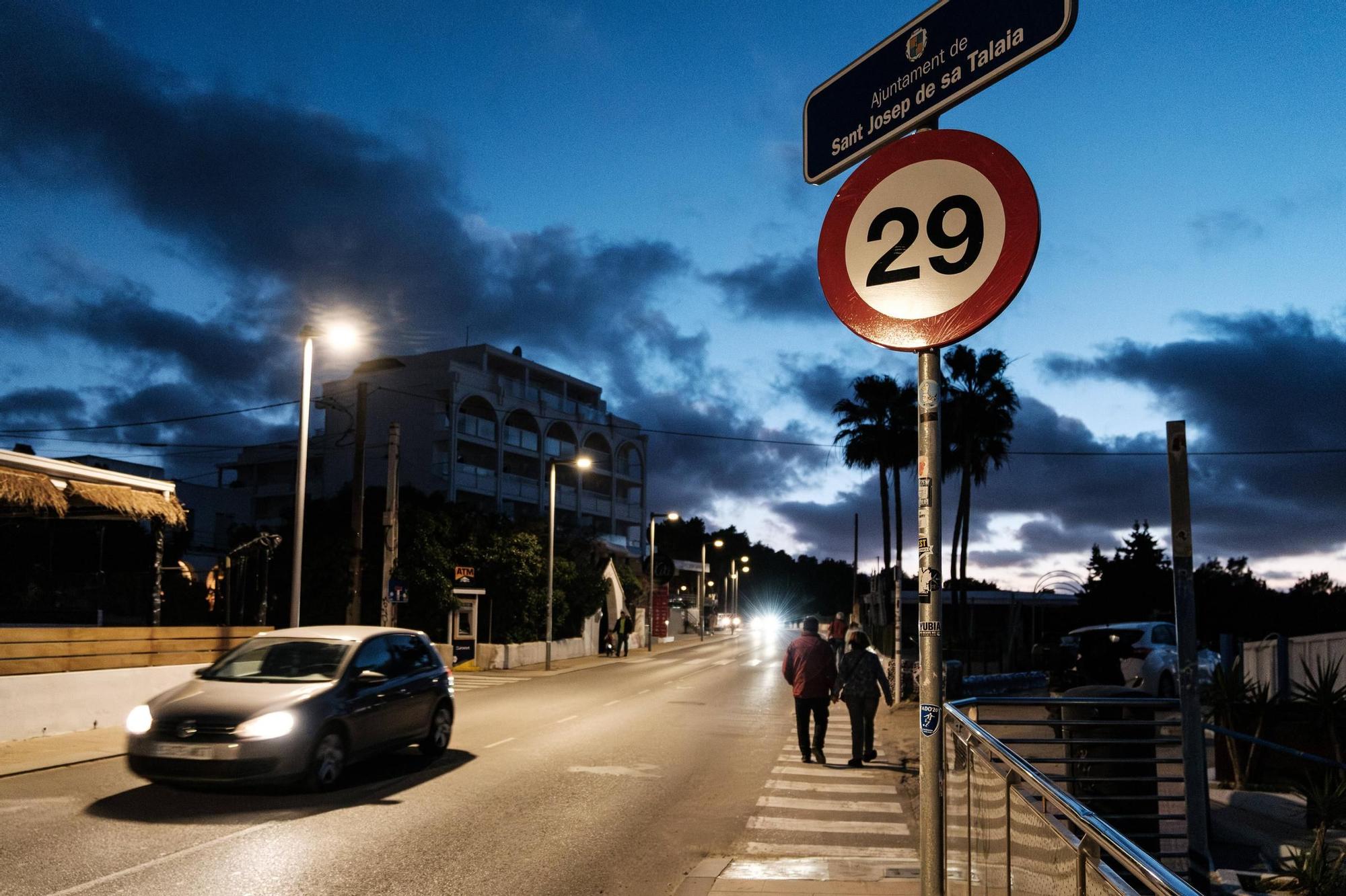 Galería: nuevas señales de tráfico de 29 km/h en Cala de Bou, Sant Josep