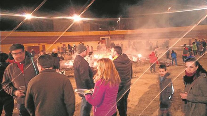 La hoguera llena de calor la fría noche