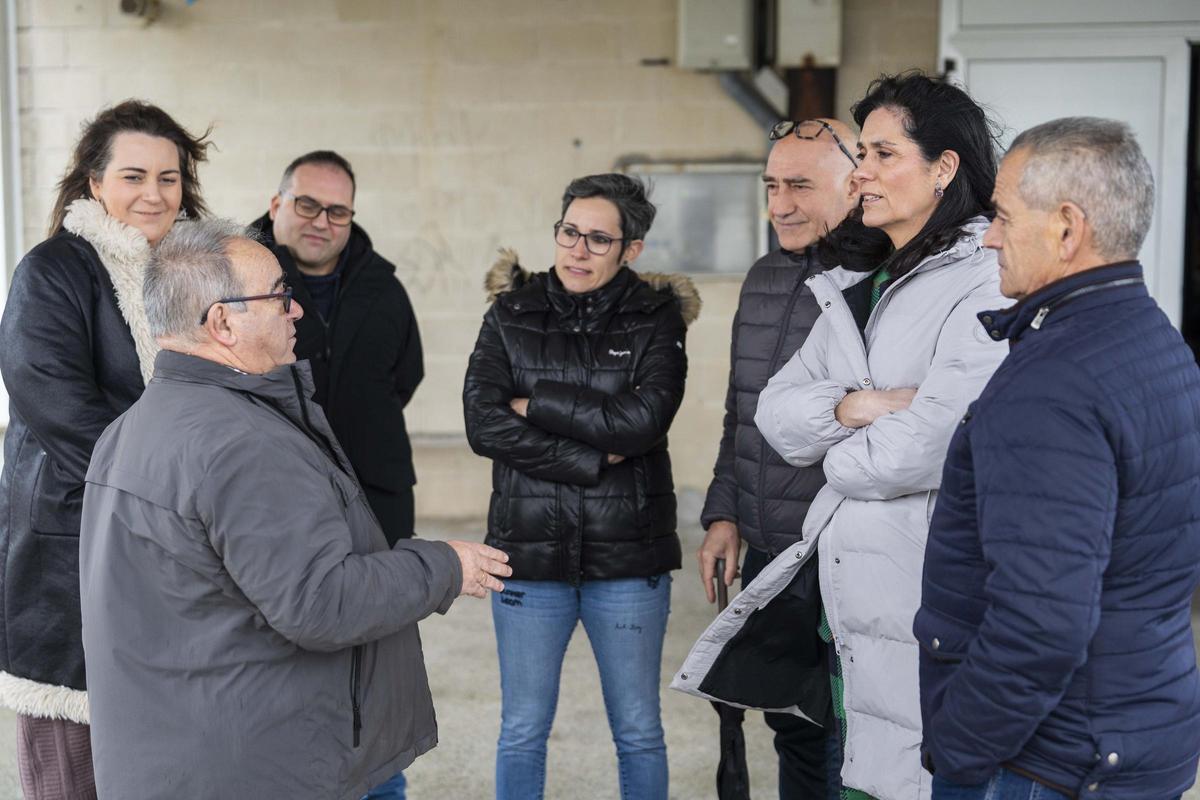 Paula Prado, á dereita, co patrón maior, esquerda, e representantes do PP en Muxía.