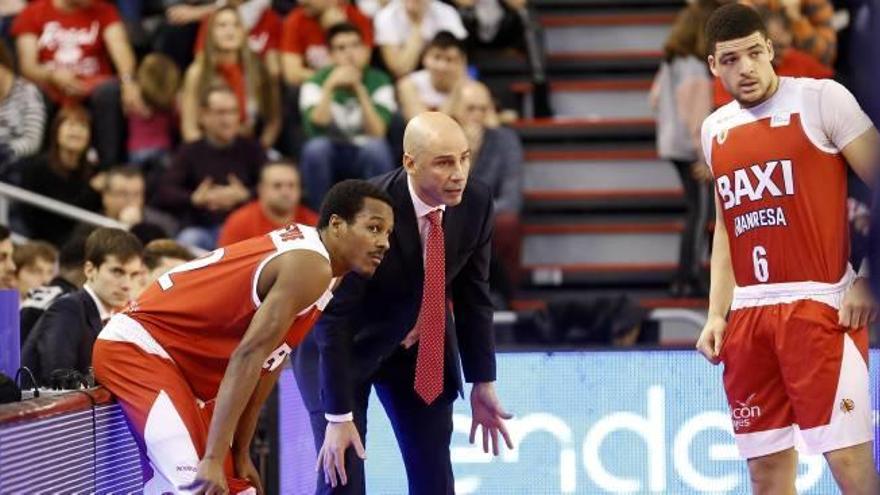 Peñarroya parla amb Renfroe durant el partit i amb Lundberg també atent a les explicacions