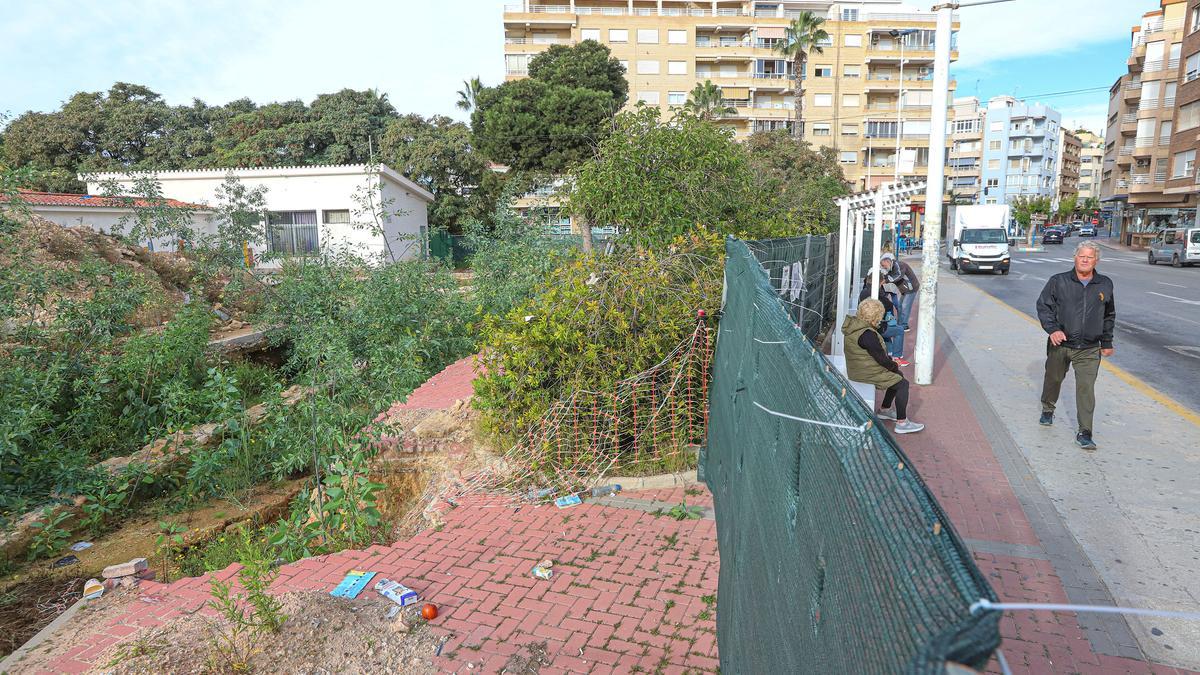 Aspecto de las excavaciones arqueológicas en las Eras de la Sal, un año después de concluirse los trabajos, junto a la avenida Faleria