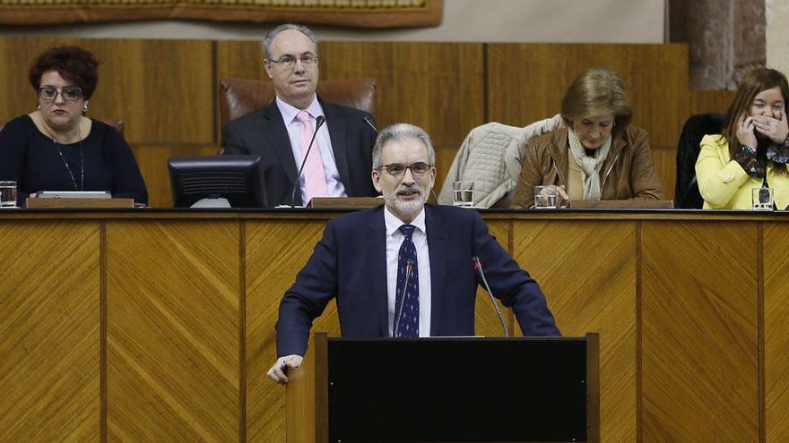 El consejero de Salud, Aquilino Alonso, durante su intervención en el pleno del Parlamento.