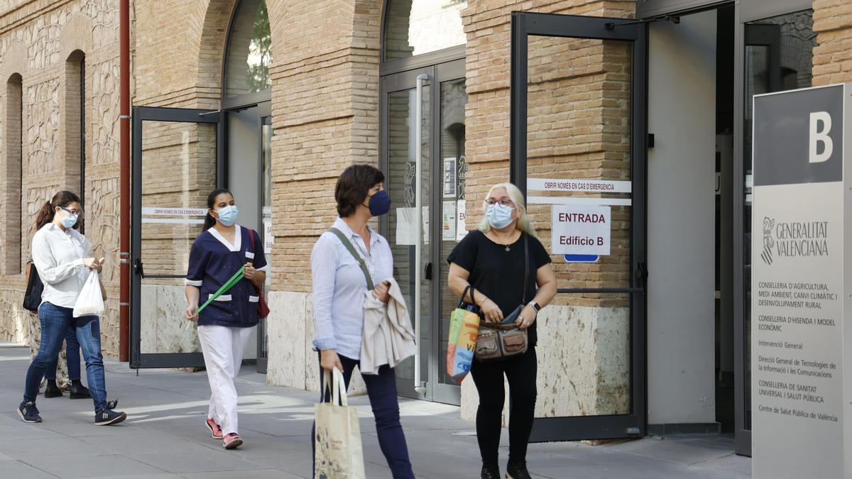 Varias empleadas de la ciudad administrativa de la Generalitat acuden a sus puestos de trabajo.