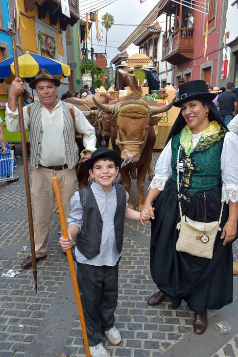 Carretas y grupos en la romería del Pino