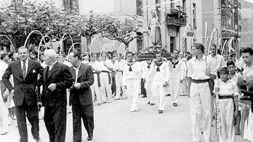 La danza de arcos de Ribadesella, en una imagen tomada en el año 1953.