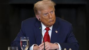 El bochornoso momento de Donald Trump con el presidente de Liberia: ¿Dónde ha aprendido a hablar inglés tan bien?