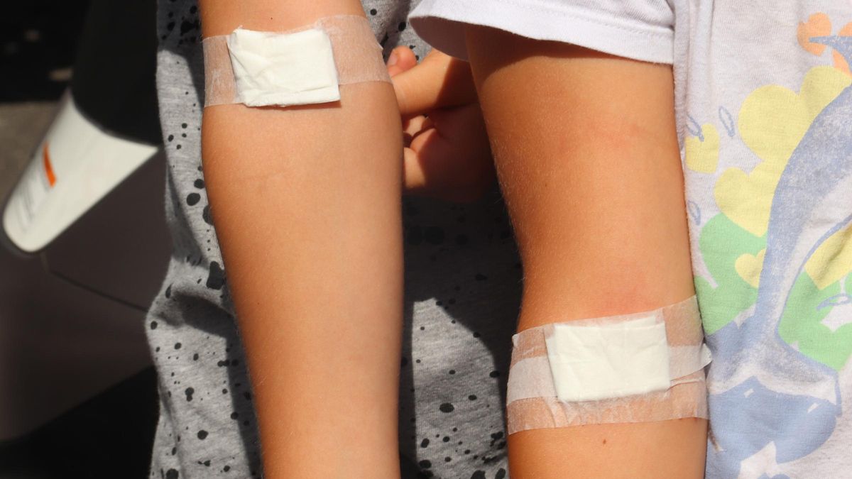 Dos infants surten de fer se una analítica a Bonmatí per comprovar el nivell de plom en sang.