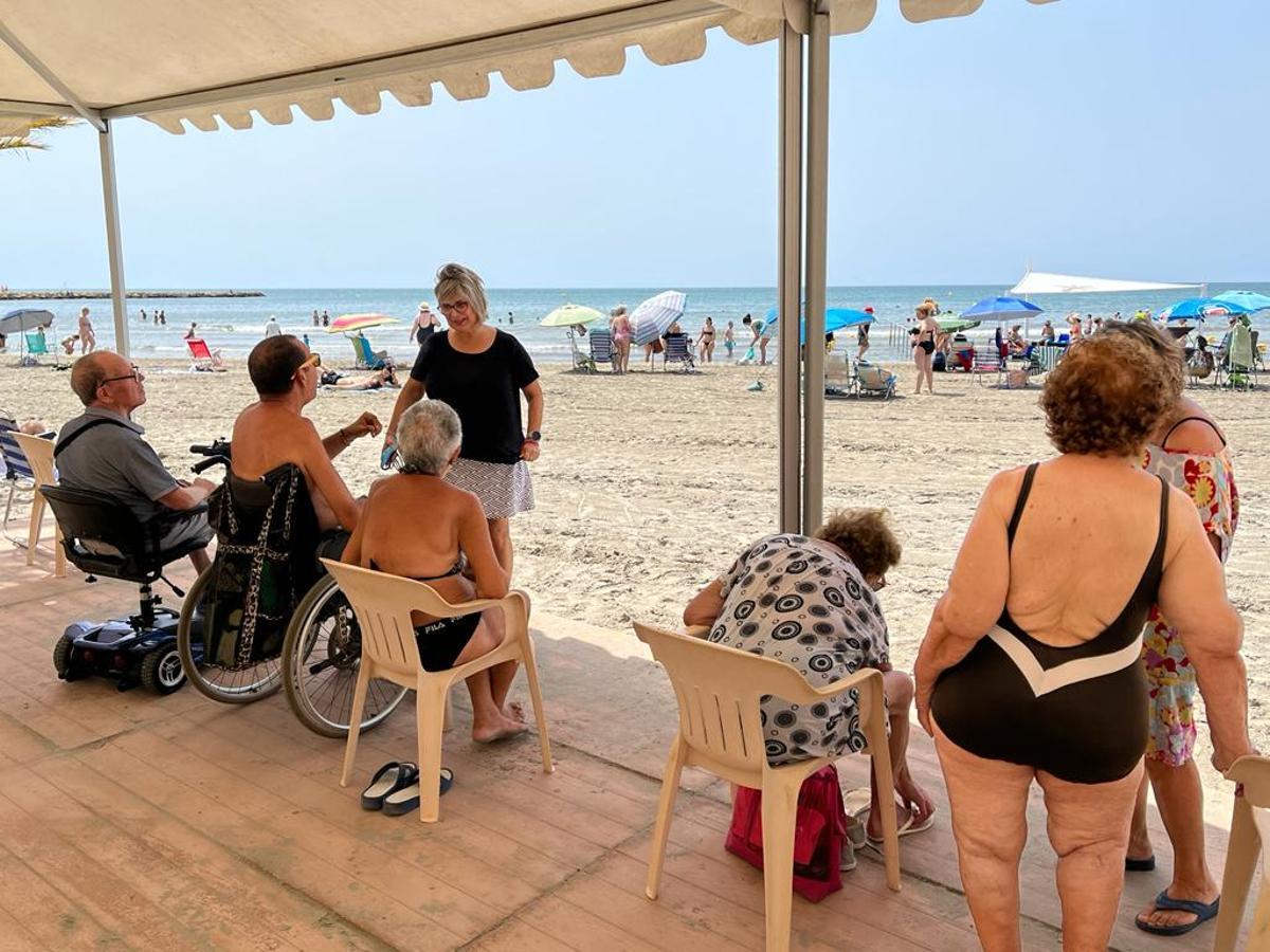 La alcaldesa de Santa Pola, Loreto Serrano, junto a usuarios en el punto accesible de Playa de Levante