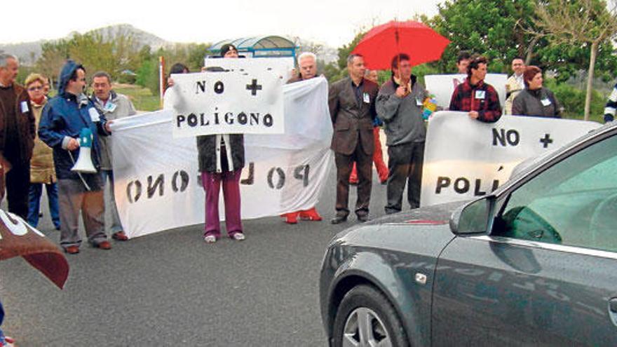 En 2007, los vecinos protagonizaron varias acciones contra la ampliación del polígono.