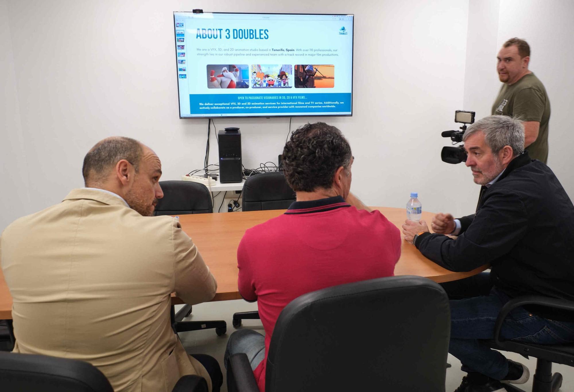 Visita de Fernando Clavijo a las nuevas instalaciones de 3 Doubles Producciones