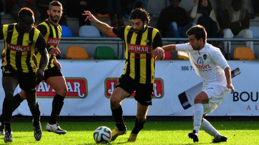 Changui (con el balón) regresaba ayer a una convocatoria tras un mes lesionado. // Iñaki Abella