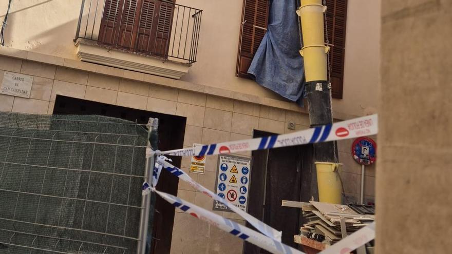 VÍDEO | Cuatro desalojados en el derrumbe de la planta de un edificio en la calle Can Campaner de Palma