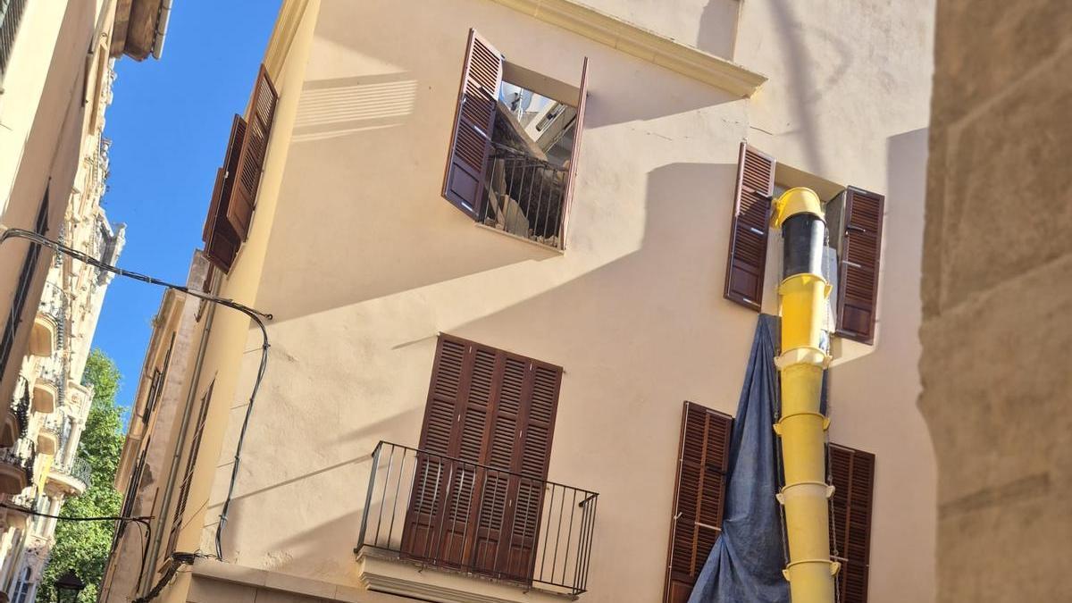 VÍDEO | Cuatro desalojados en el derrumbe de la planta de un edificio en la calle Can Campaner de Palma