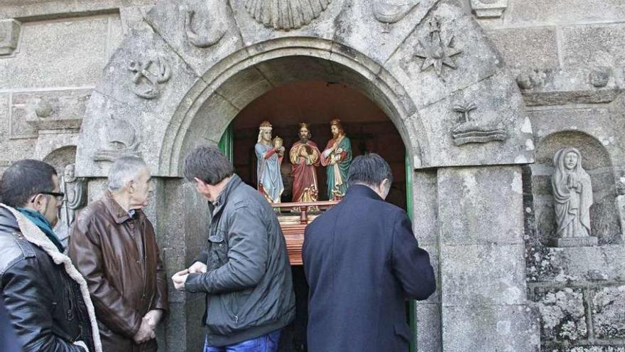 Salida en procesión, el año pasado, de los Santos Reis, en la capilla de O Valado. // Santos Álvarez