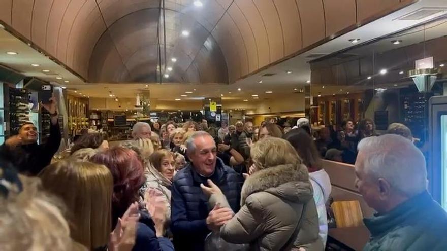 Así fue la emotiva despedida a Maxi: "el referente" de la Mallor de Oviedo sirve el último café entre los aplausos de sus clientes