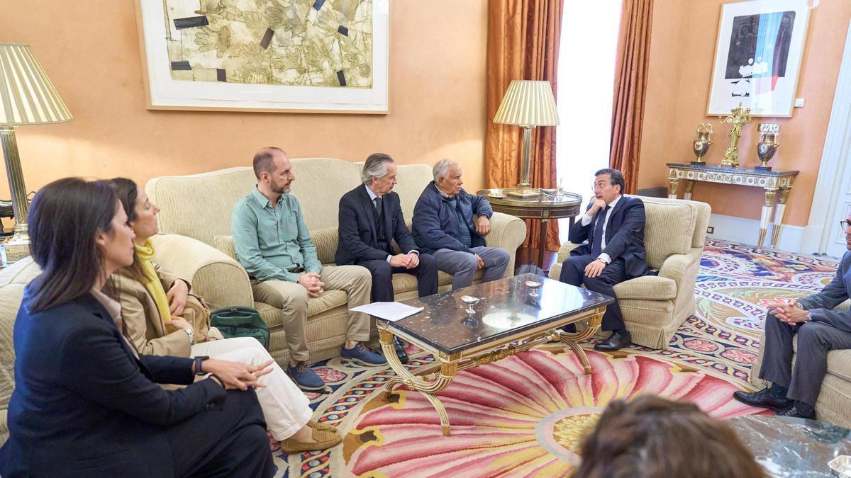 El ministro Albares con los familiares de los dos andaluces presos en Guinea.
