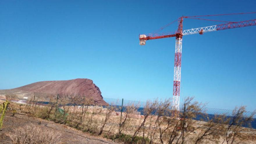 La grúa colocada por la empresa que construye el hotel junto a la playa de La Tejita, en el municipio de Granadilla de Abona.