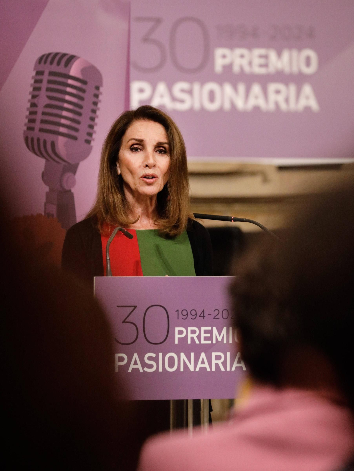 Ana Belén recibe el premio "Pasionaria" en la Colegiata (en imágenes)