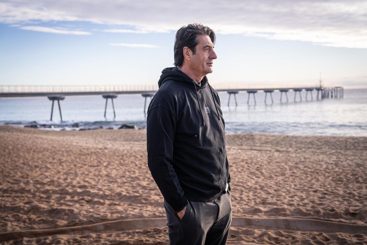 Badalona 05/12/2025 Deportes. Fotos a Jordi Villacampa, exjugador de baloncesto, para la serie Segunda Vida. Pont del Petroli. AUTOR: MANU MITRU