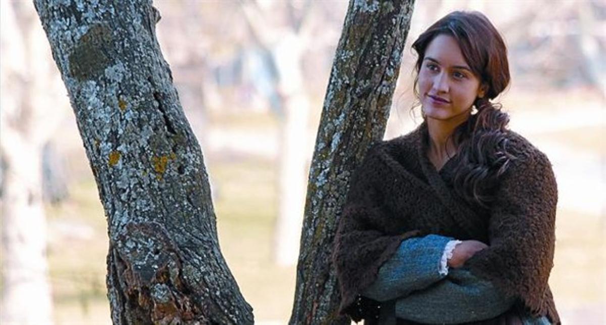 L’actriu Megan Montaner, en un descans del rodatge de la sèrie d’Antena 3 ’El secreto de Puente Viejo’. L’actriu Megan Montaner, en un descans del rodatge de la sèrie d’Antena 3 ’El secreto de Puente Viejo’.