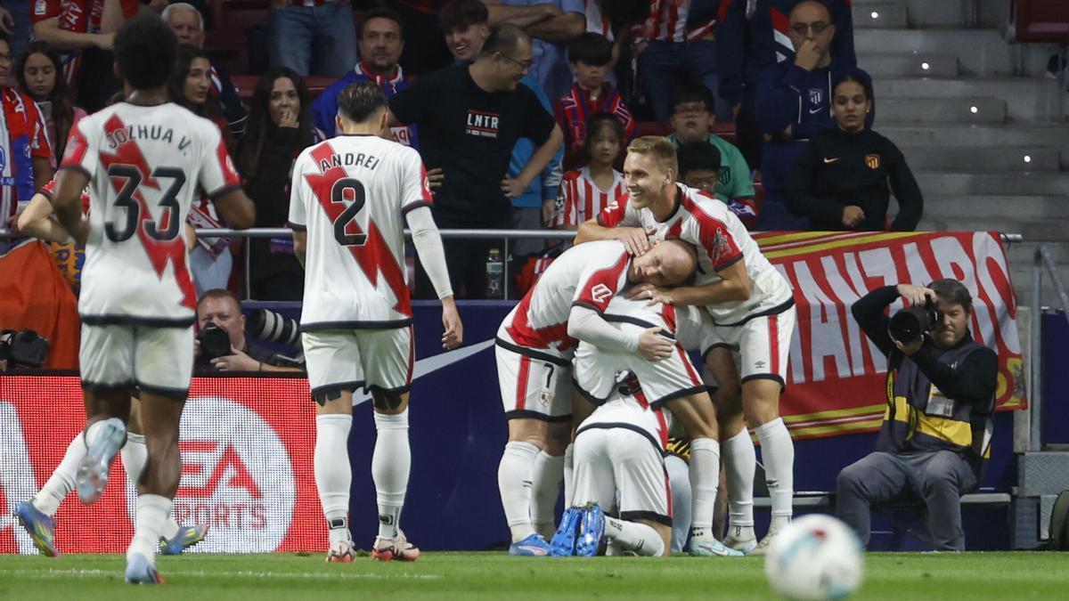 Los jugadores del Rayo celebran el golazo de Chavarría.