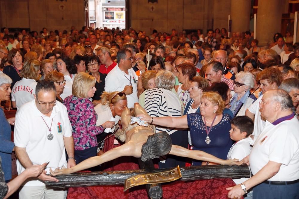 Cientos de vigueses le rindieron tributo al Cristo de la Victoria después de que una veintena de costaleros lo bajasen a hombros.