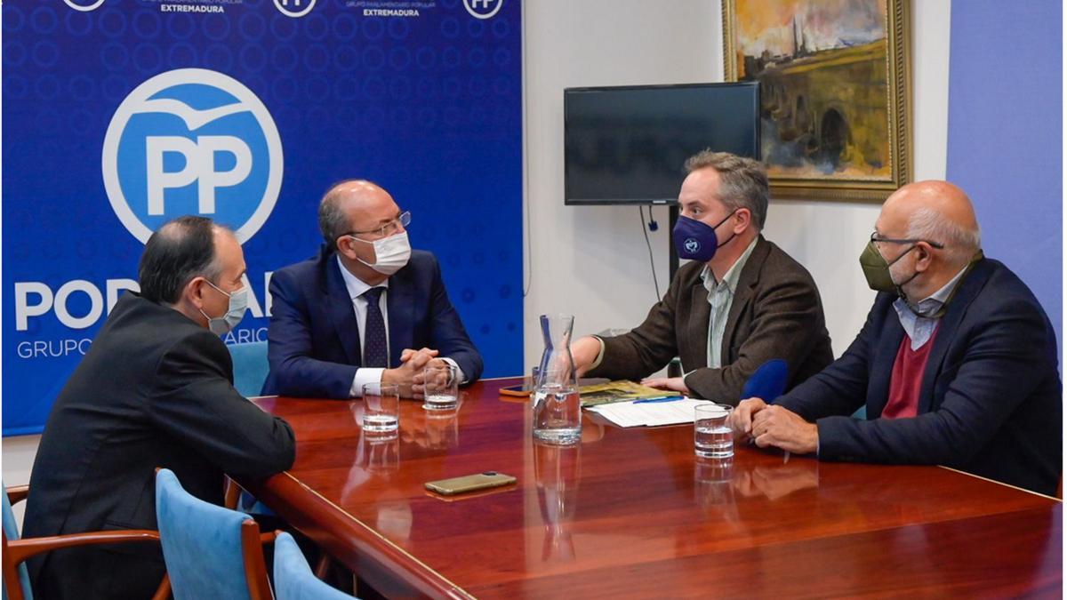 Gallardo con el presidente de los populares extremeños, José Antonio Monago.